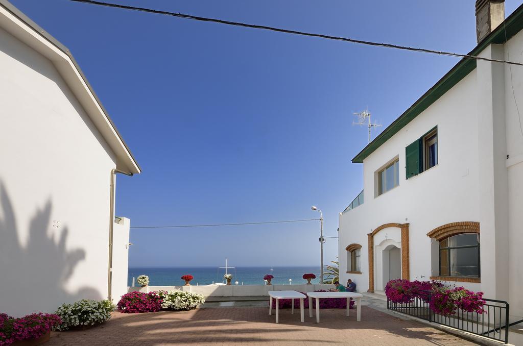 Blue Beach Bussana Nuova Luaran gambar