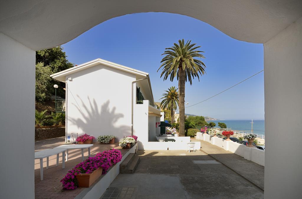 Blue Beach Bussana Nuova Luaran gambar
