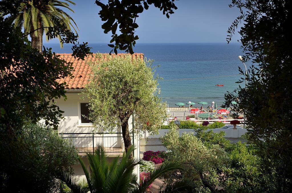 Blue Beach Bussana Nuova Luaran gambar