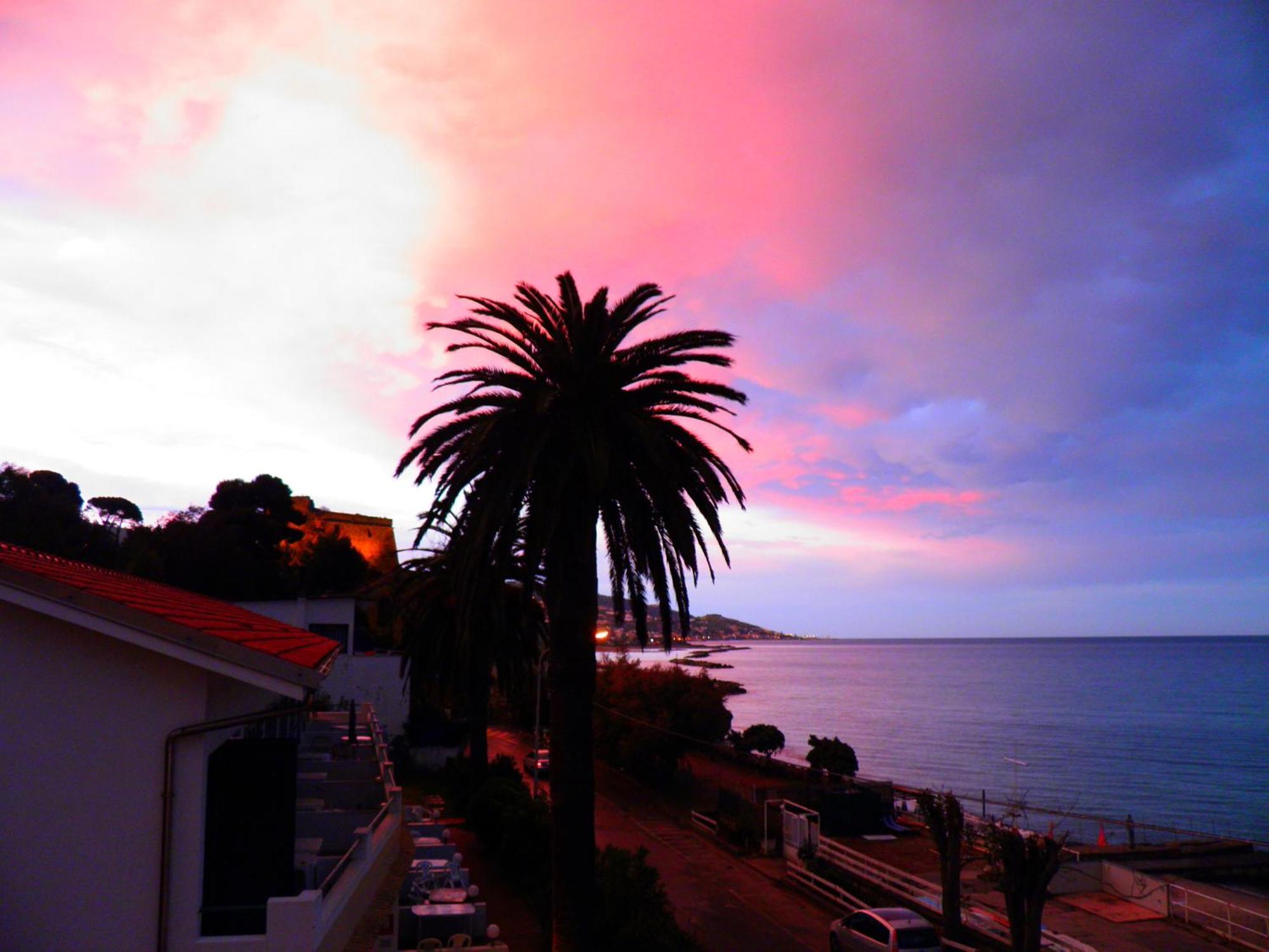 Blue Beach Bussana Nuova Luaran gambar