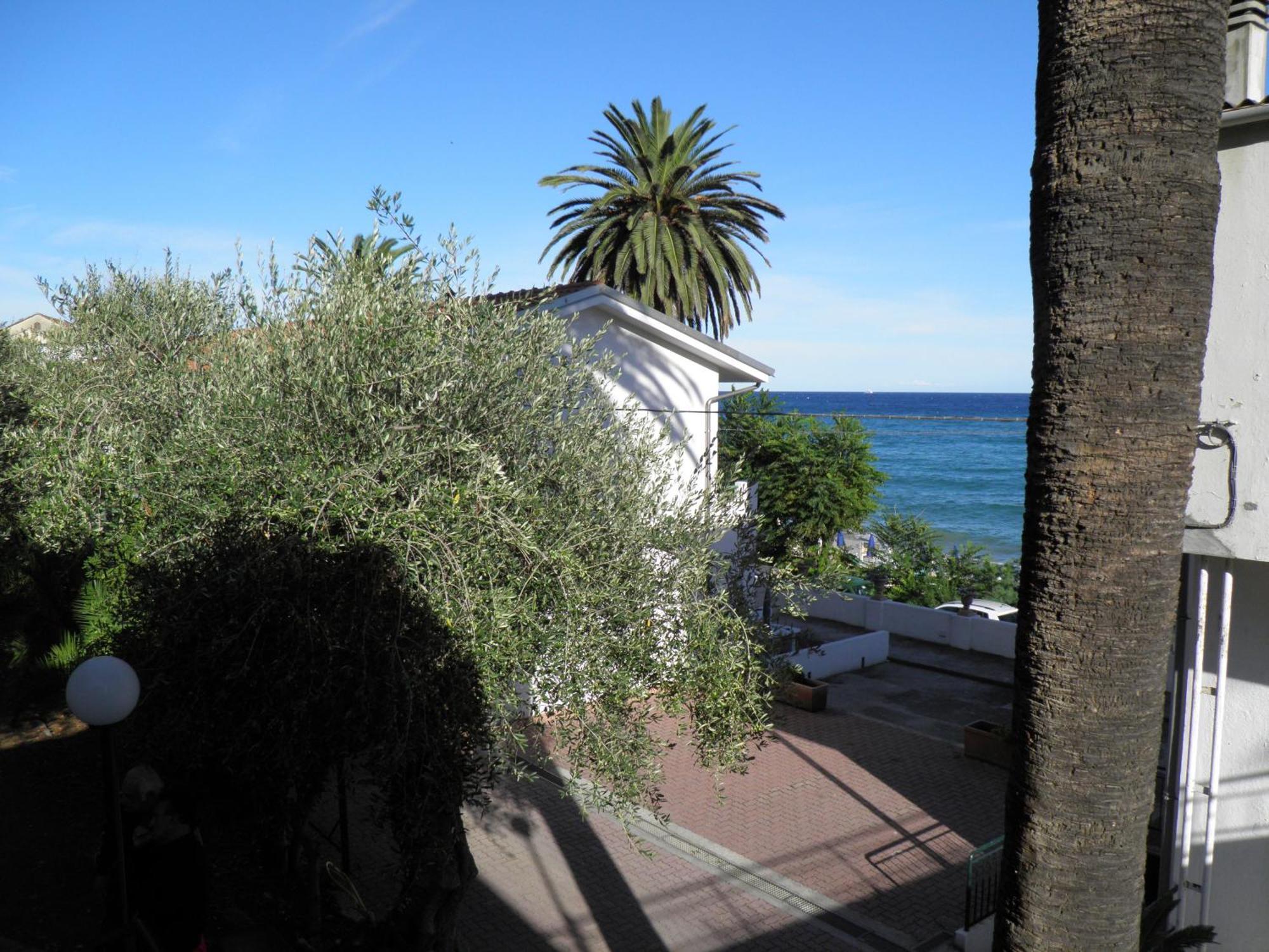 Blue Beach Bussana Nuova Luaran gambar