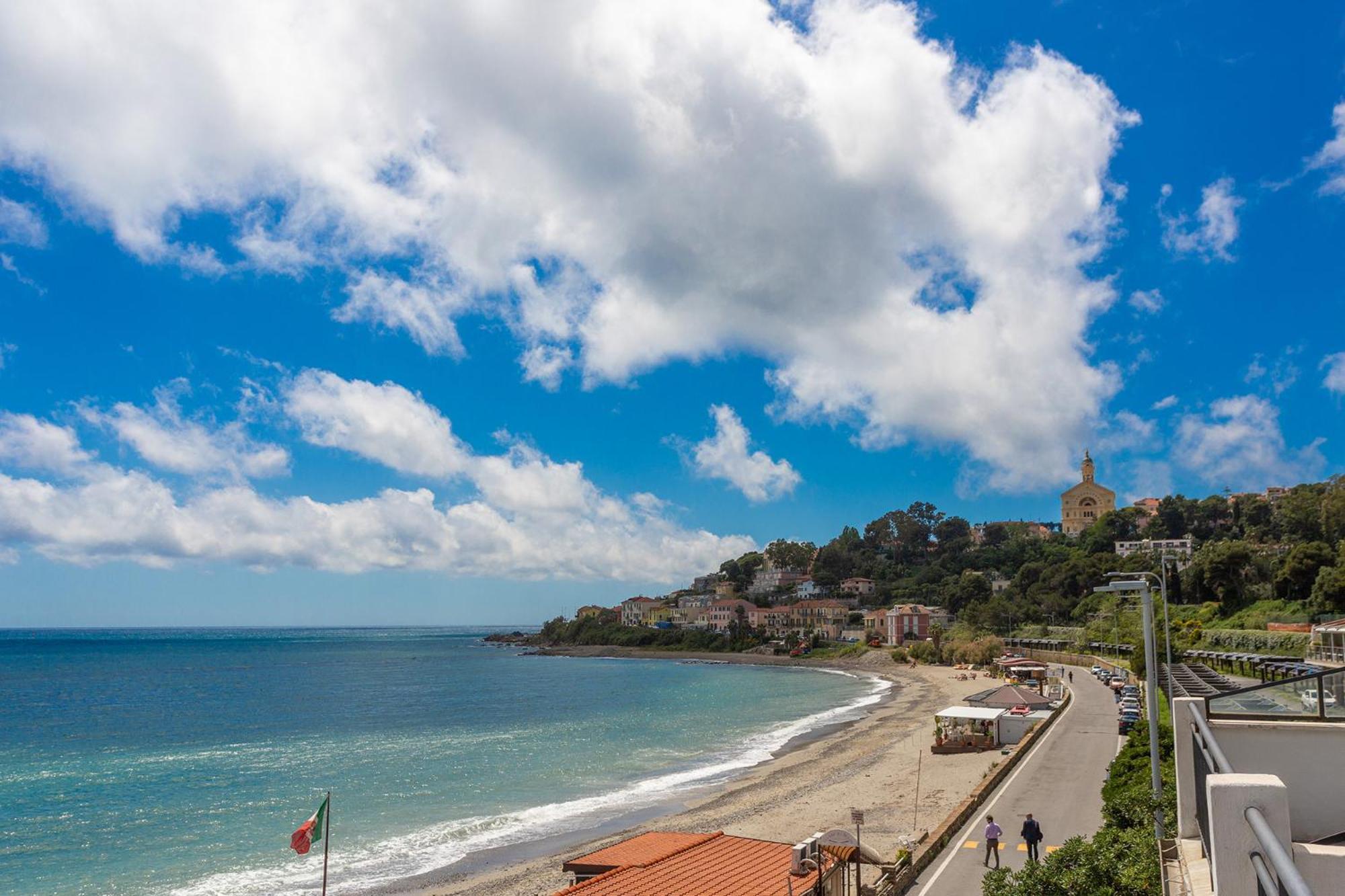Blue Beach Bussana Nuova Luaran gambar