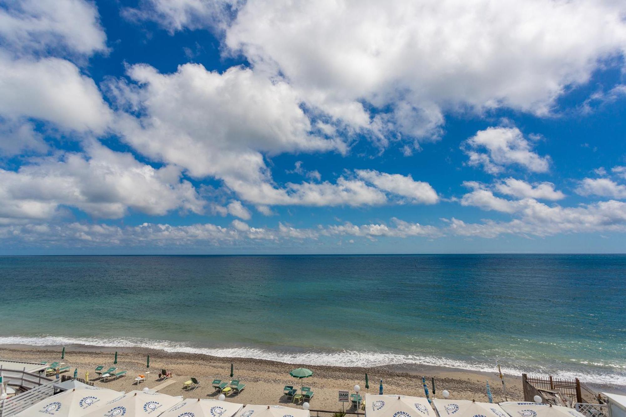 Blue Beach Bussana Nuova Luaran gambar