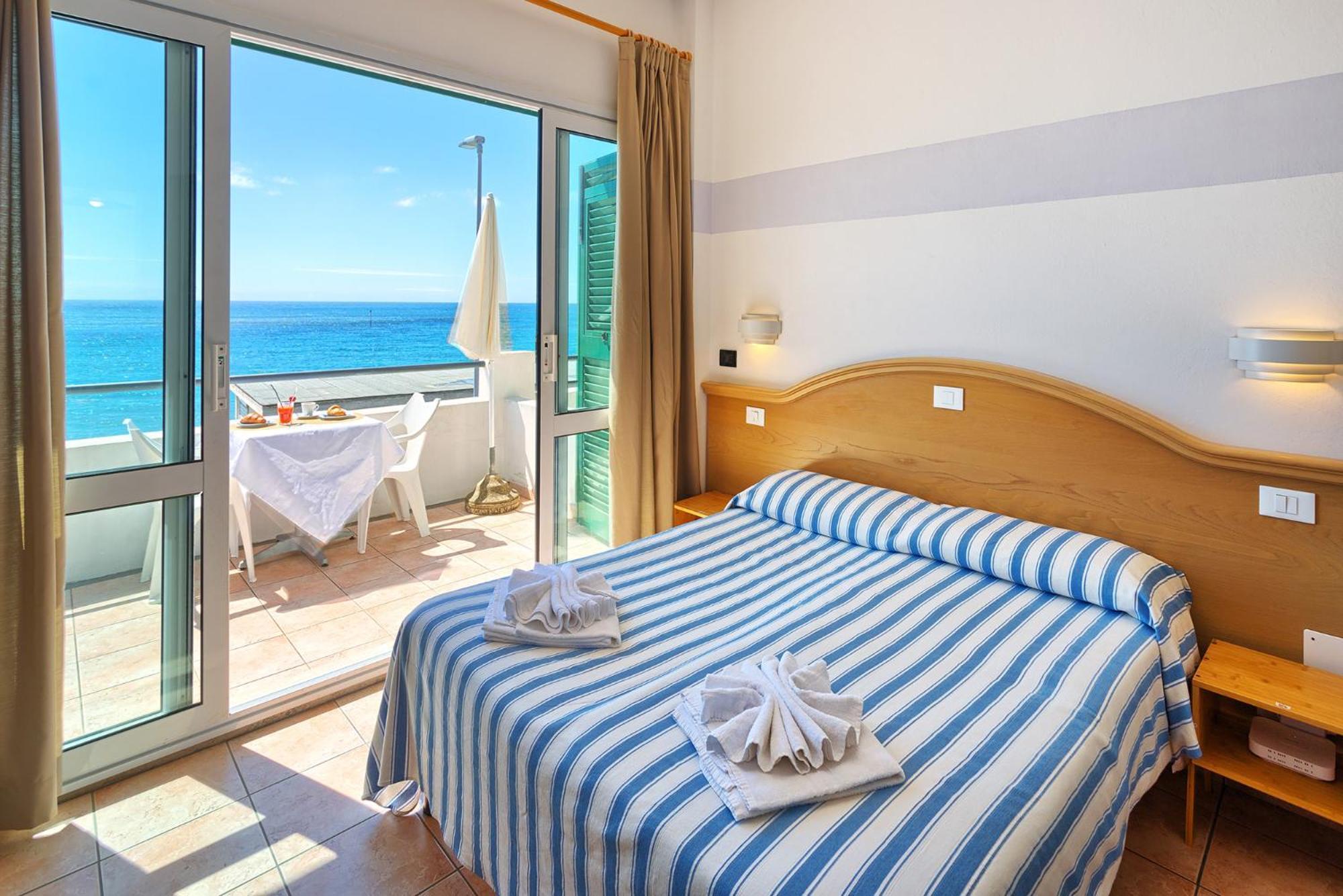 Blue Beach Bussana Nuova Luaran gambar
