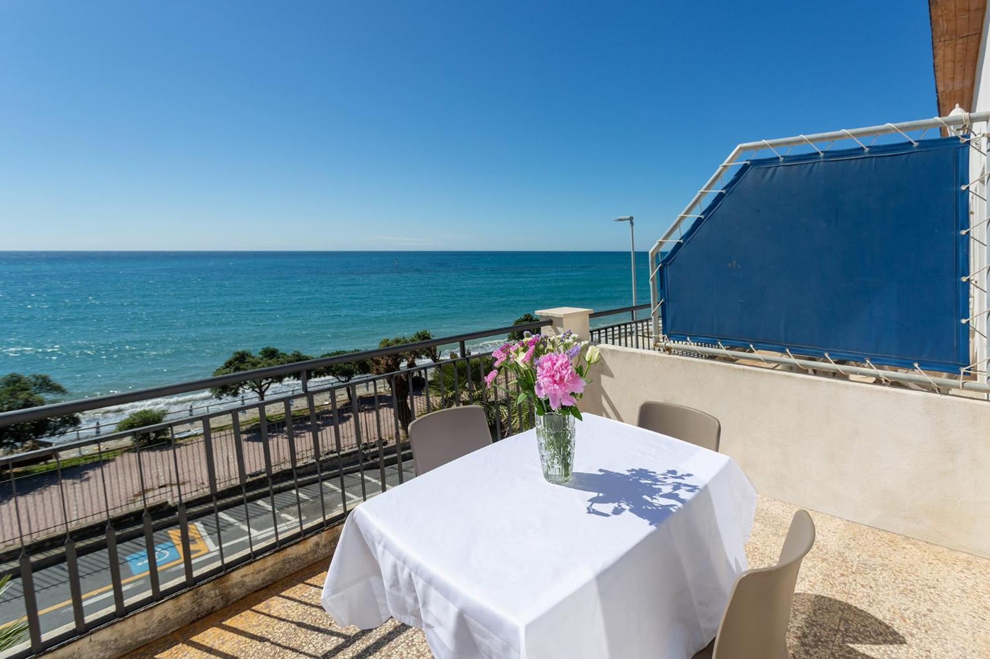 Blue Beach Bussana Nuova Luaran gambar