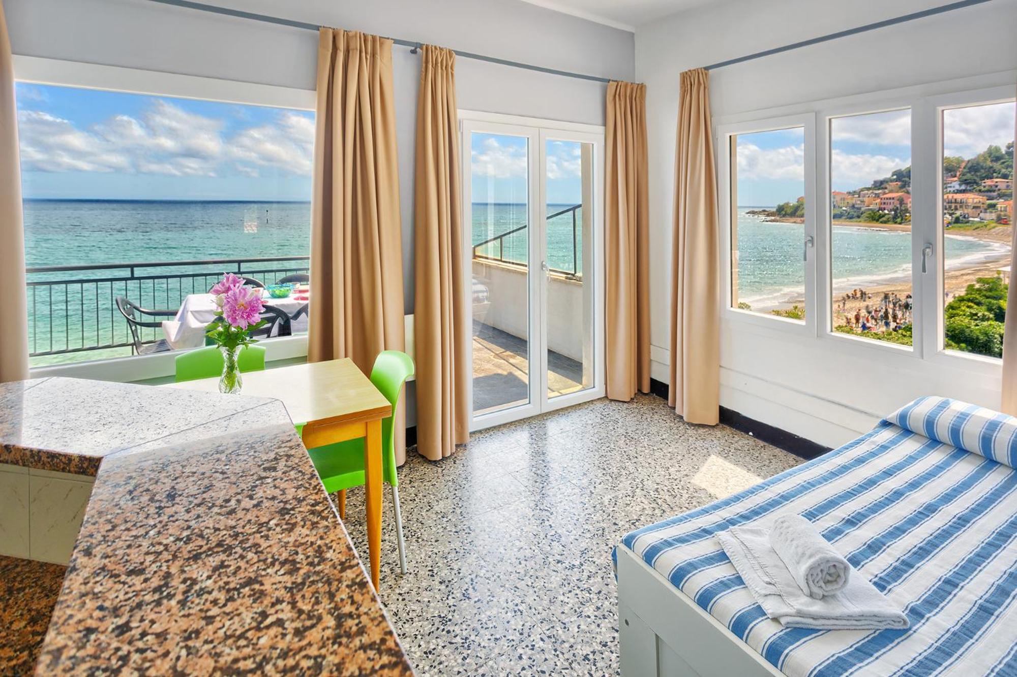 Blue Beach Bussana Nuova Luaran gambar