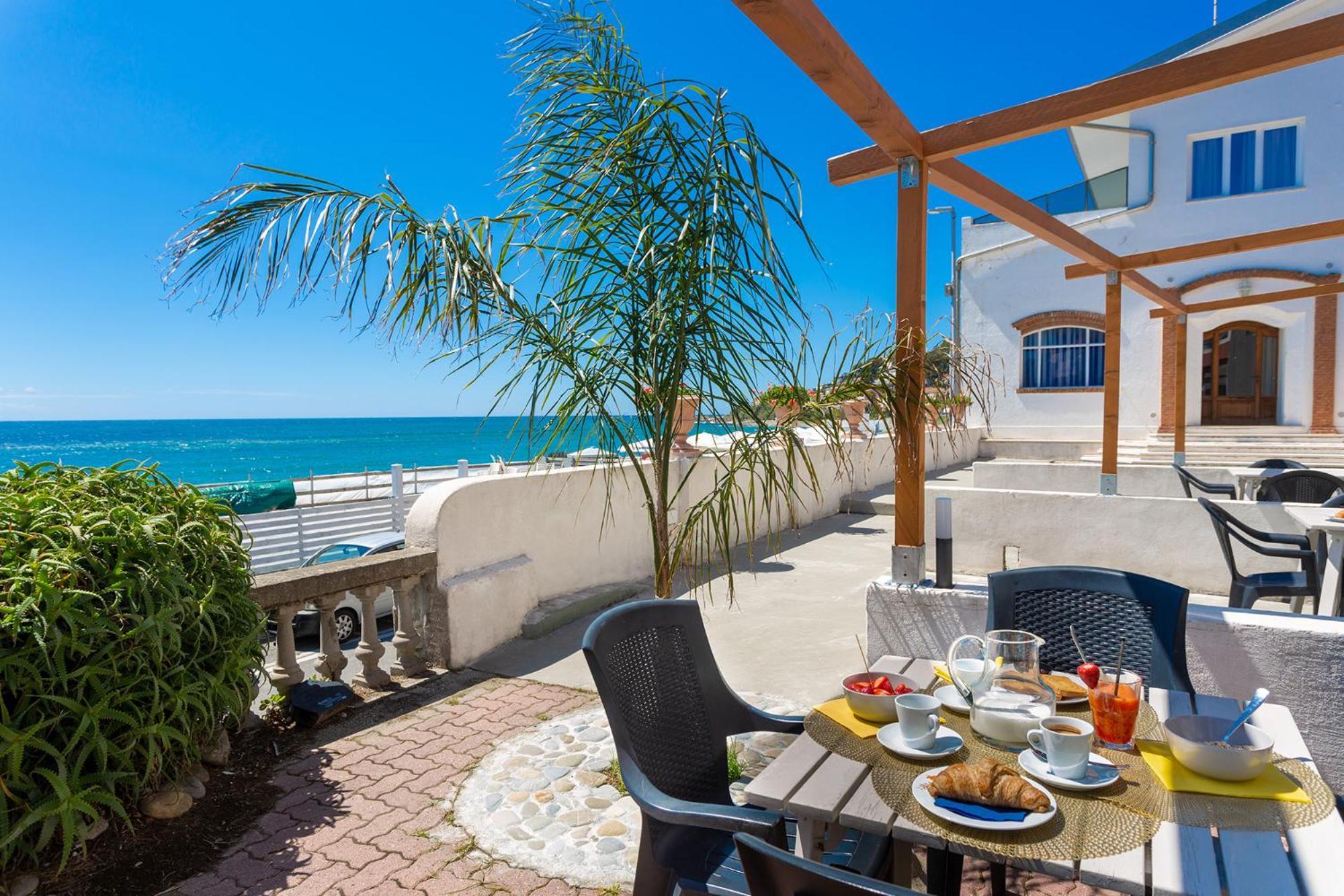 Blue Beach Bussana Nuova Luaran gambar
